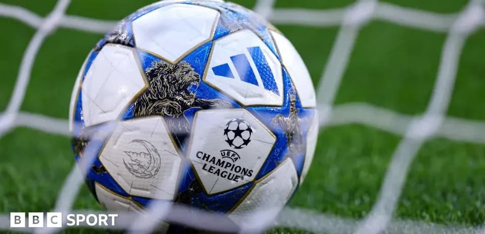 Мяч Лиги чемпионов UEFA в воротах