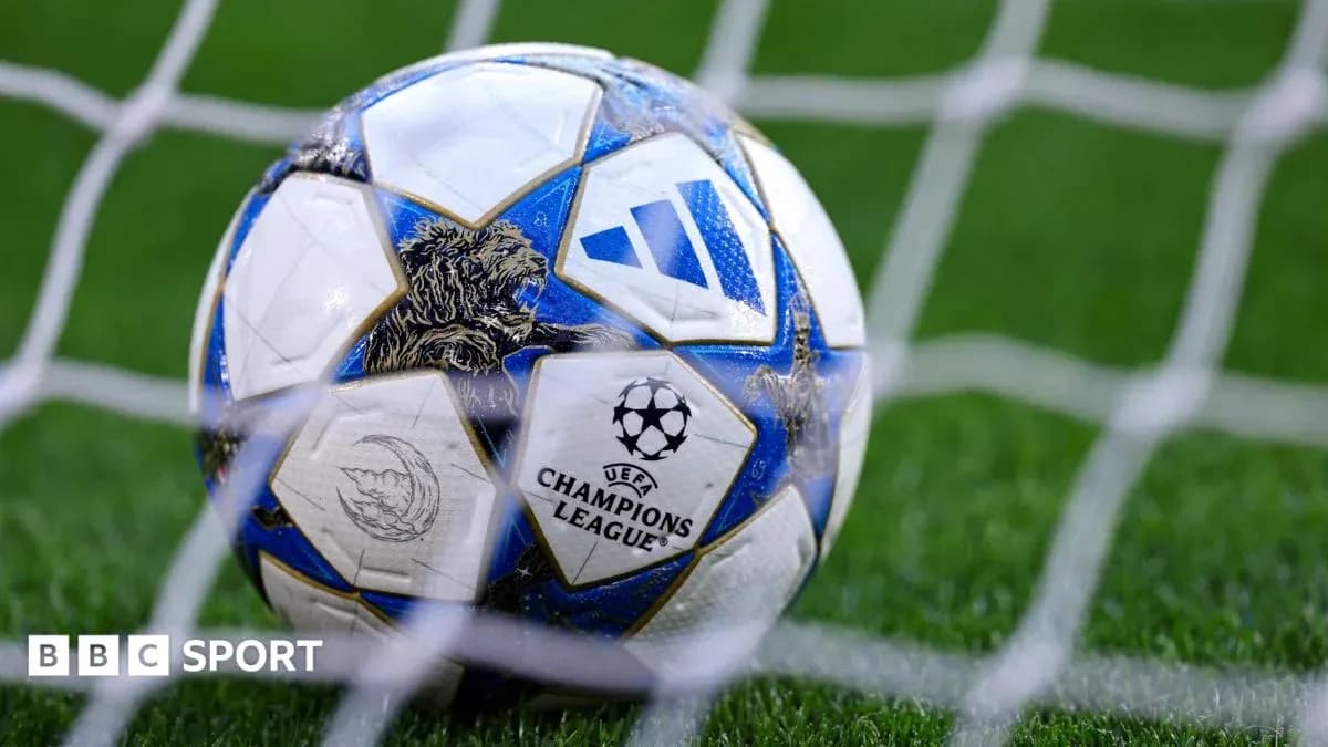 Мяч Лиги чемпионов UEFA в воротах