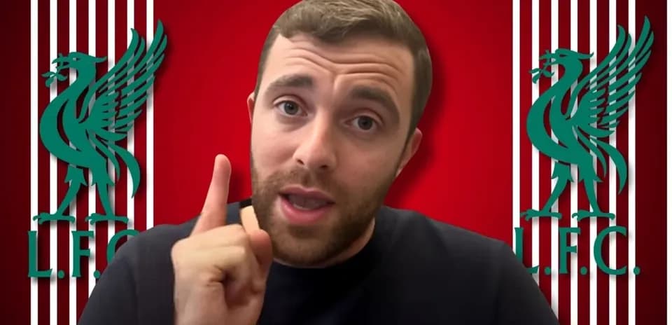 Человек говорит на фоне логотипа Ливерпуля