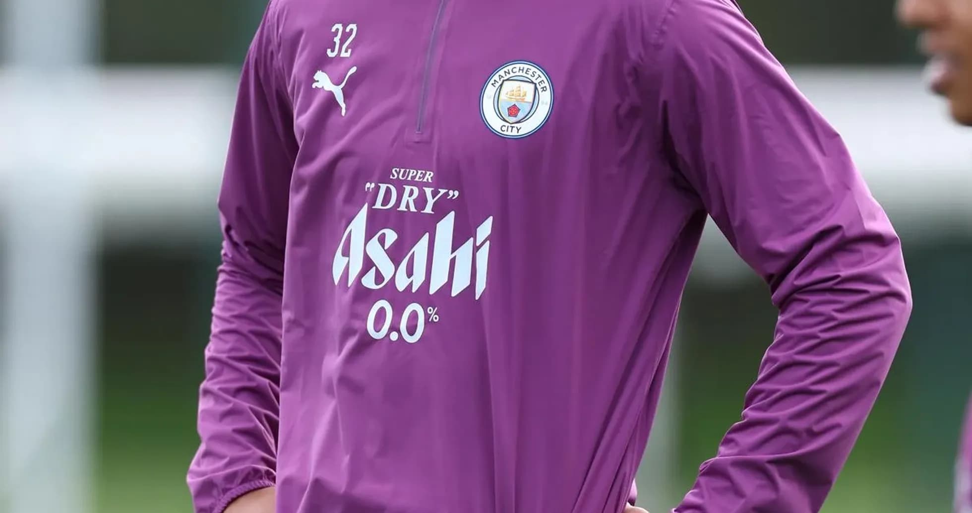 Игрок Manchester City на тренировке в тренировочной одежде