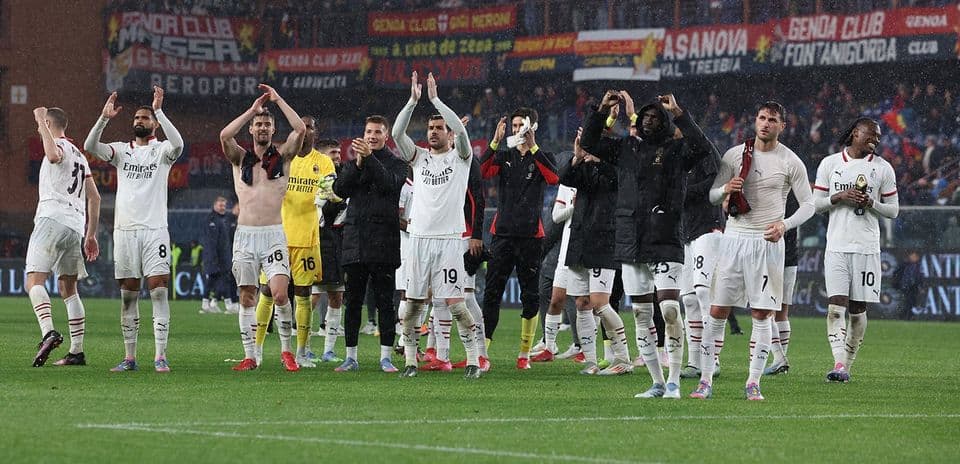 Игроки AC Milan приветствуют болельщиков после матча