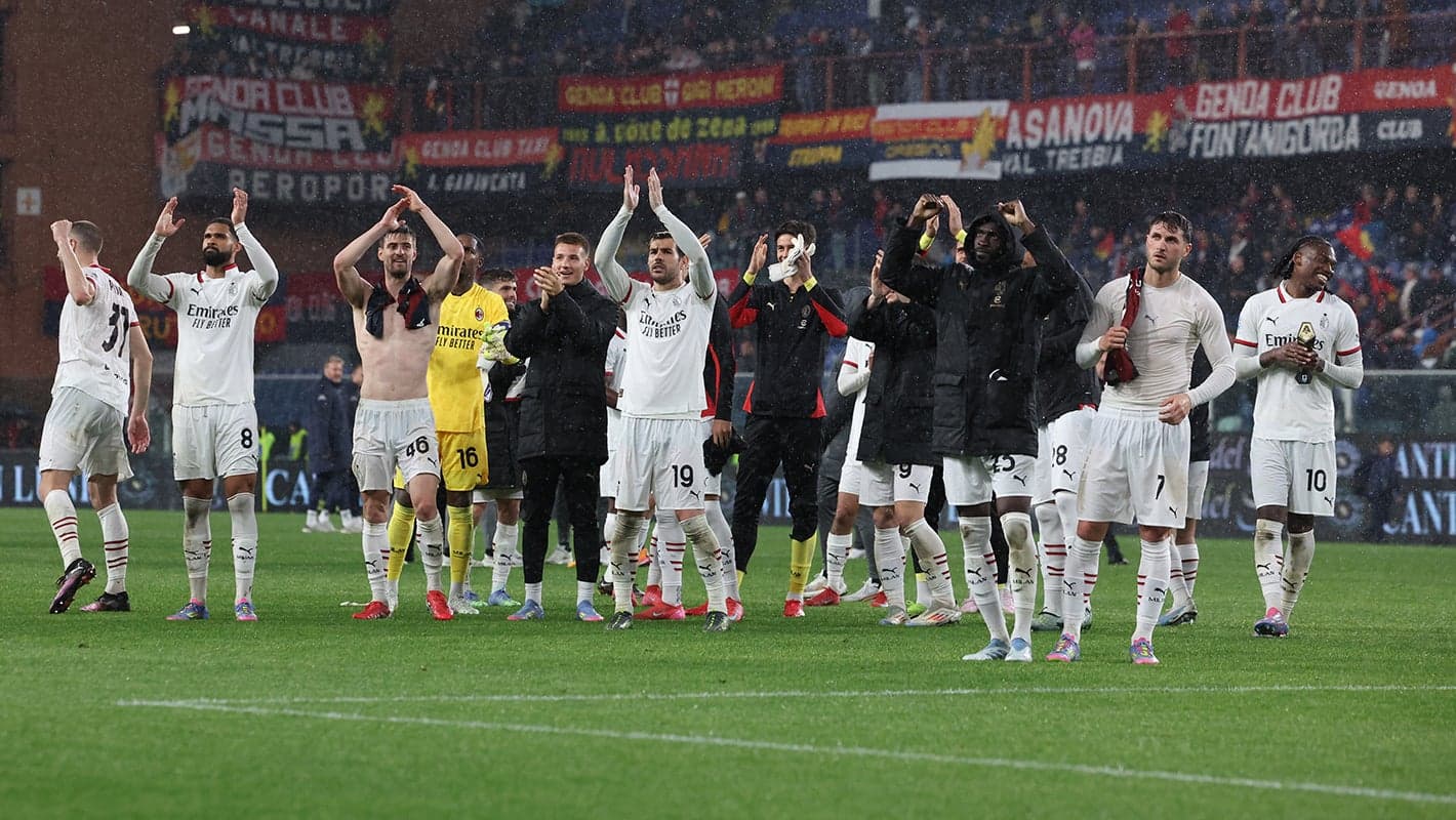 Игроки AC Milan приветствуют болельщиков после матча