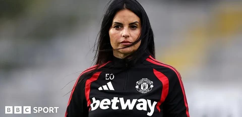Тренер в экипировке Manchester United на поле