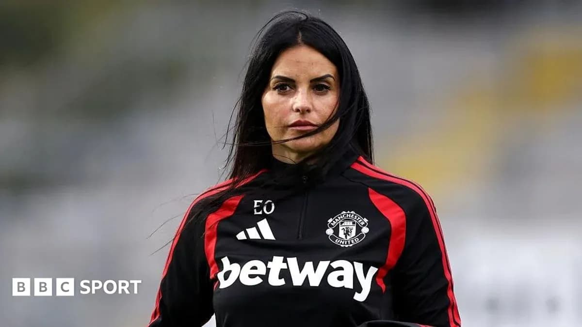 Тренер в экипировке Manchester United на поле