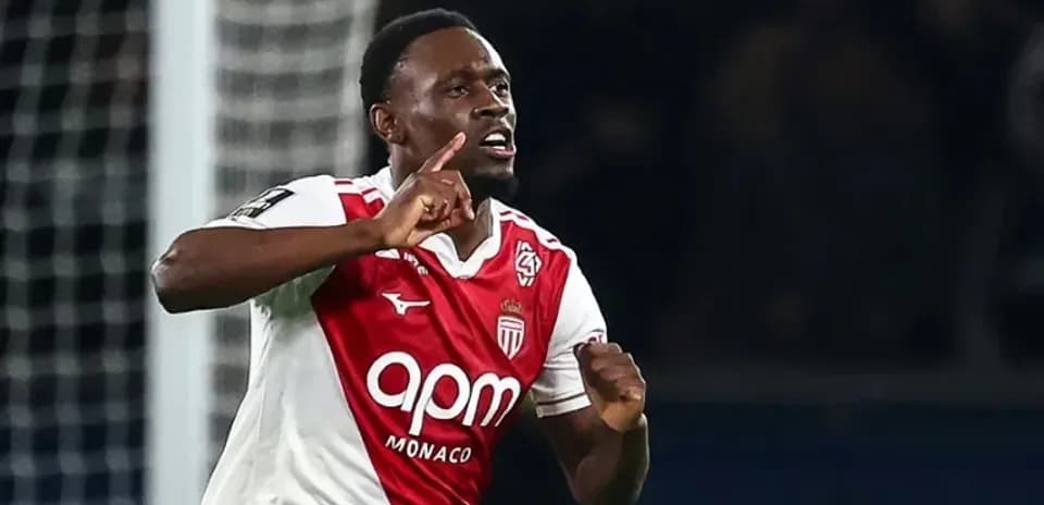 Игрок AS Monaco отмечает забитый гол
