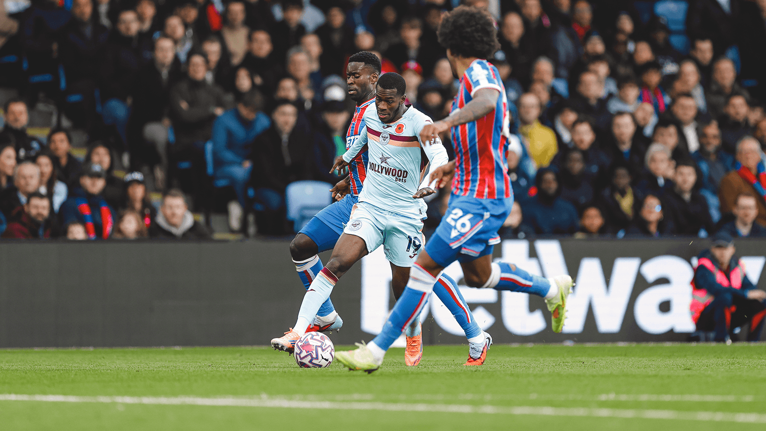 Игроки Brentford и Crystal Palace на поле