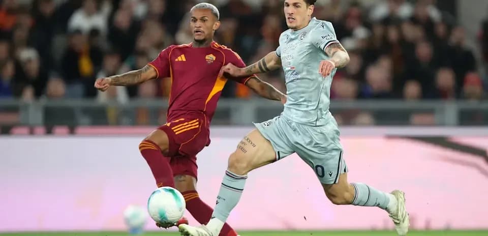 Игроки AS Roma и Лацио в борьбе за мяч