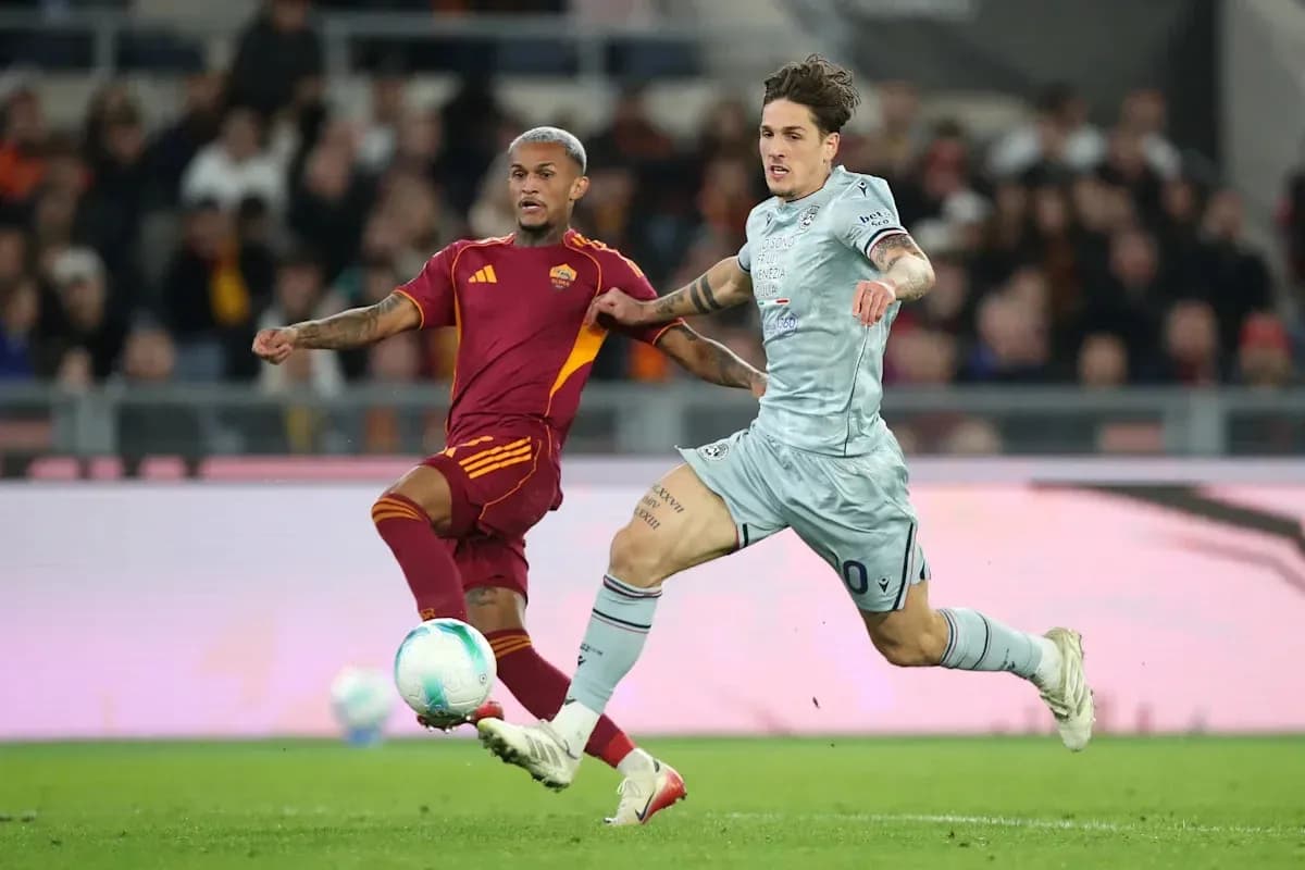 Игроки AS Roma и Лацио в борьбе за мяч