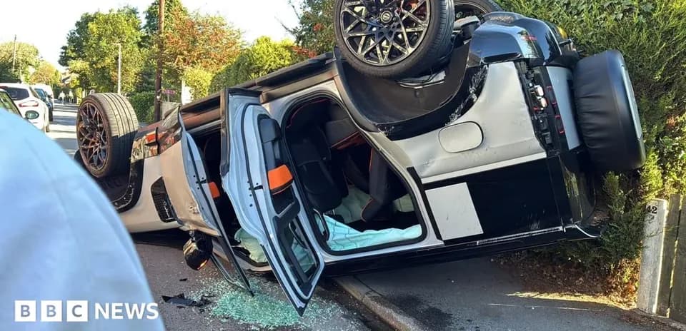 Перевернутый автомобиль на обочине дороги