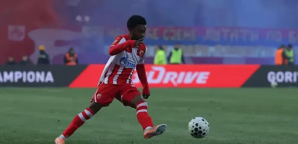 Игрок FK Crvena Zvezda бьет по мячу