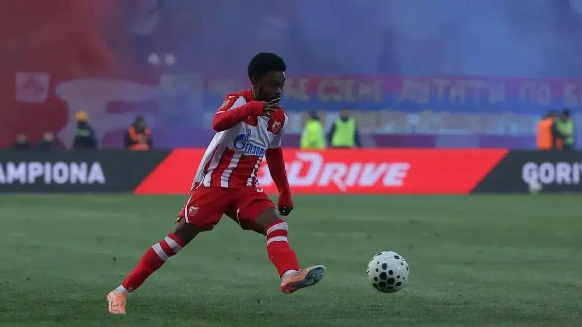 Игрок FK Crvena Zvezda бьет по мячу