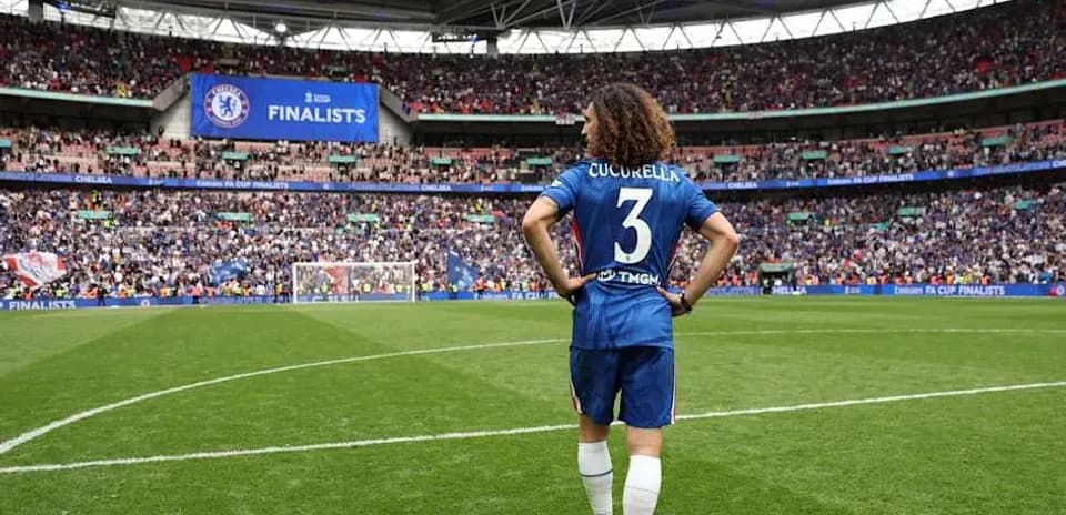 Игрок Chelsea на поле во время матча на Wembley