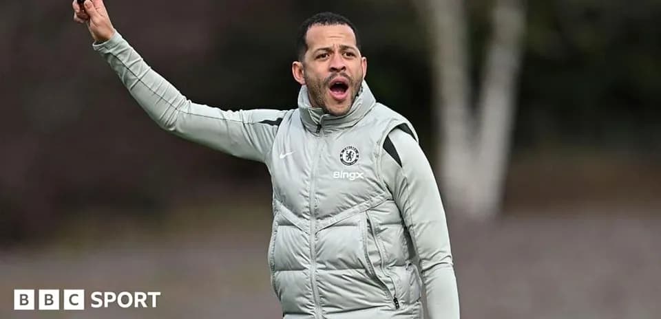 Тренер Chelsea дает указания на тренировочной площадке
