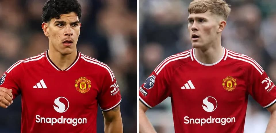 Два игрока Manchester United на поле во время матча