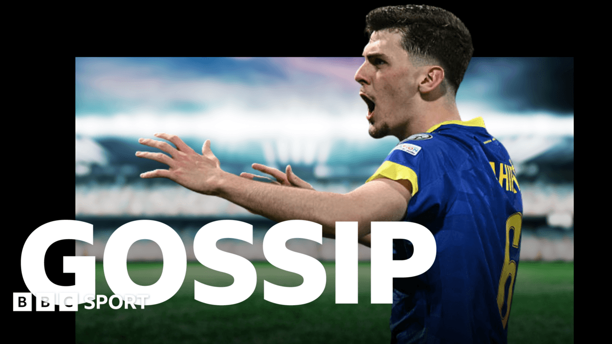 Игрок в синей форме выражает эмоции на поле