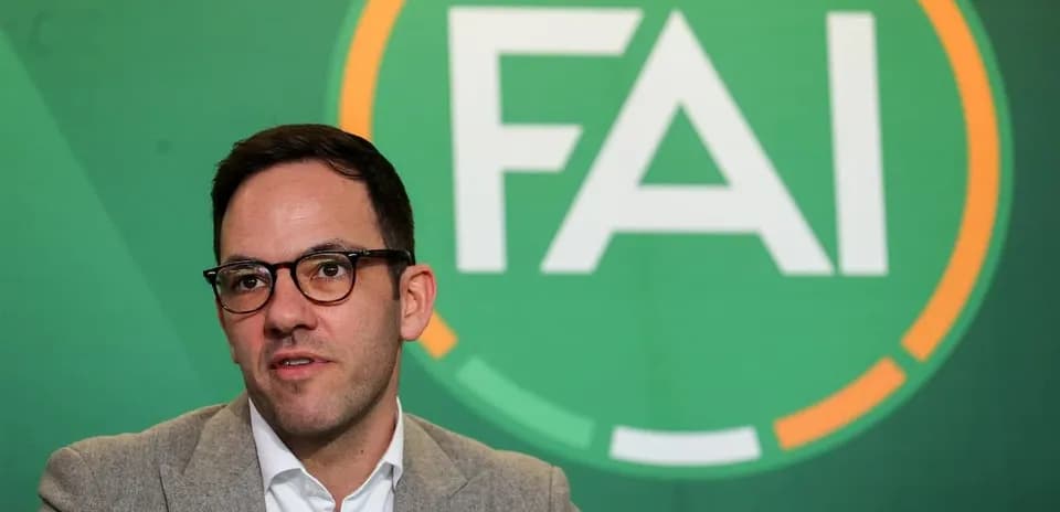 Человек на фоне логотипа FAI на пресс-конференции