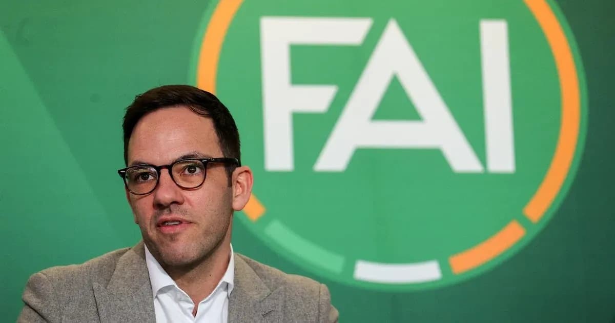 Человек на фоне логотипа FAI на пресс-конференции