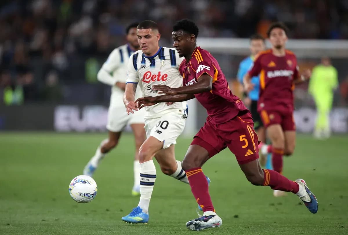 Игроки AS Roma и Atalanta борются за мяч