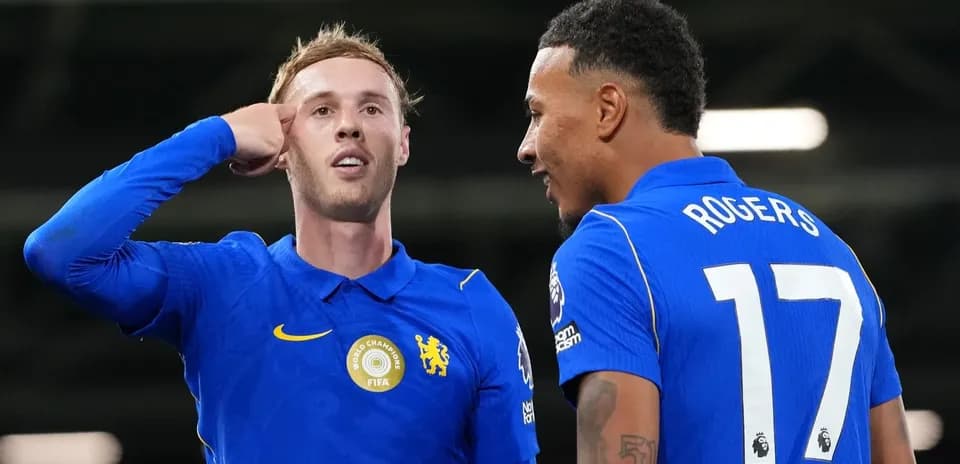 Игроки Chelsea общаются на поле после гола