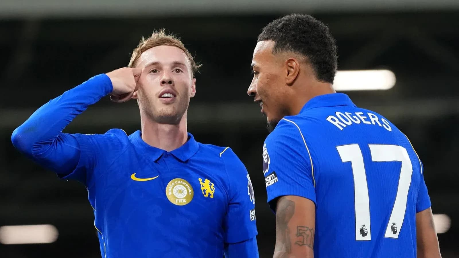 Игроки Chelsea общаются на поле после гола