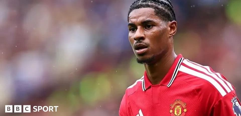Игрок Manchester United в красной форме на поле