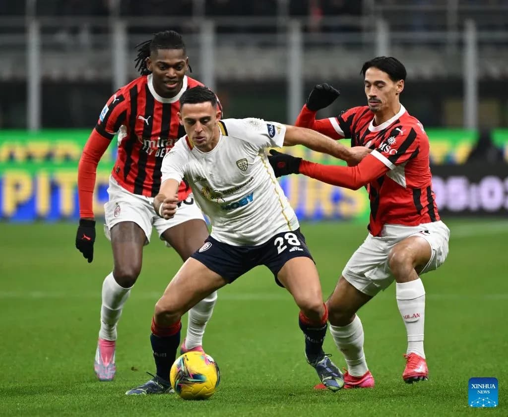 Игроки AC Milan и Cagliari в борьбе за мяч