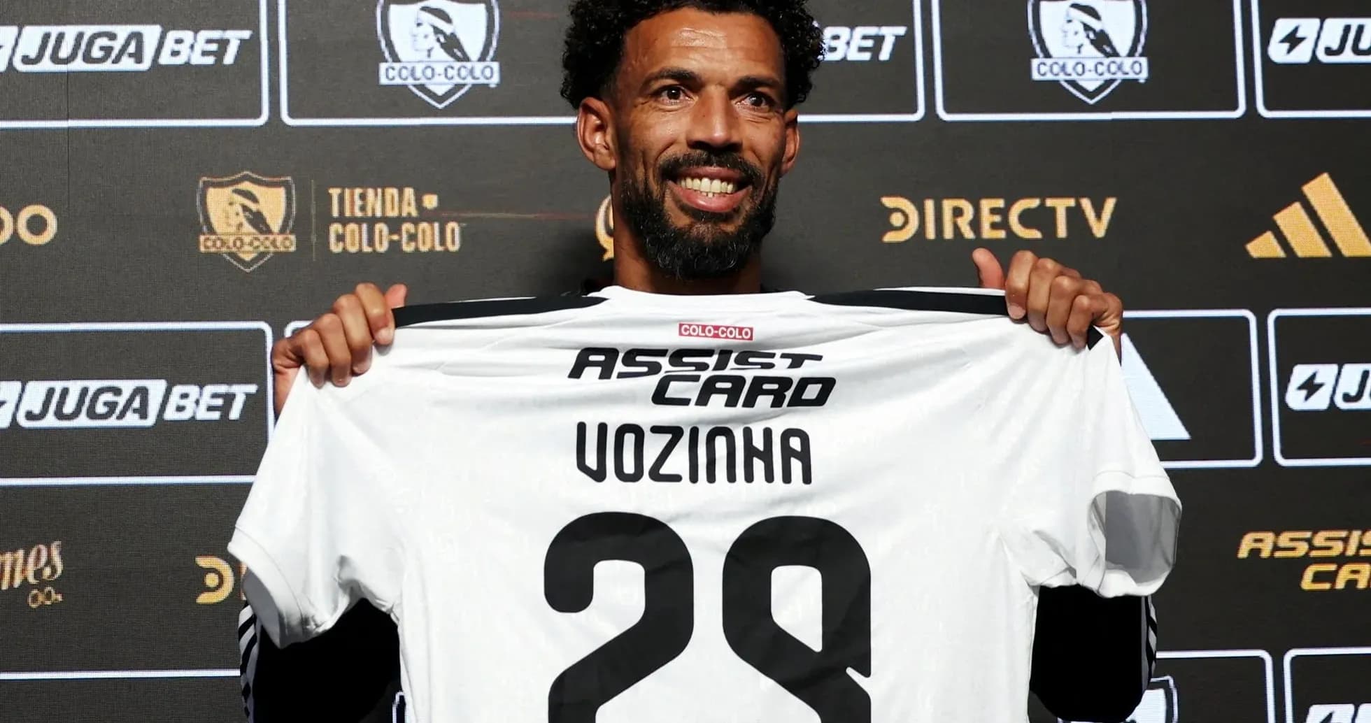 Игрок держит футболку Colo-Colo на презентации