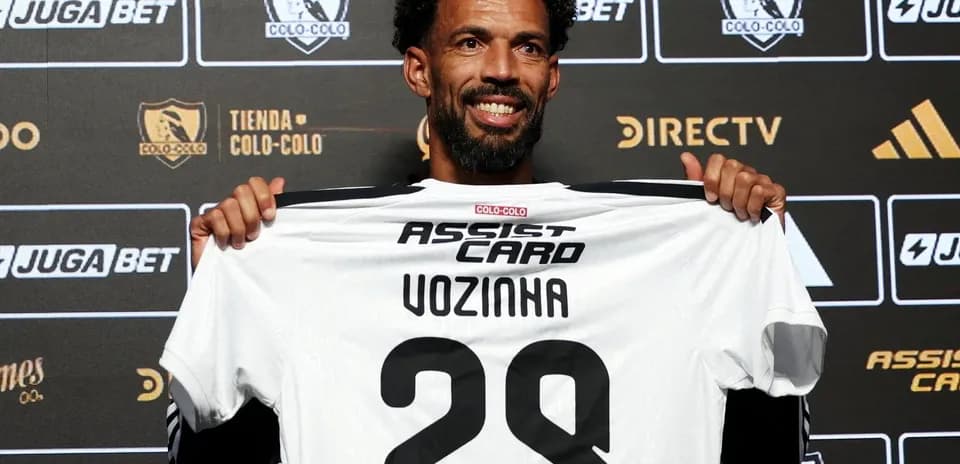 Игрок держит футболку Colo-Colo на презентации
