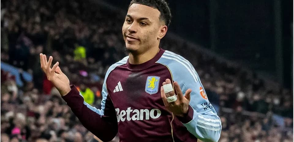 Игрок Aston Villa с забинтованной рукой на поле