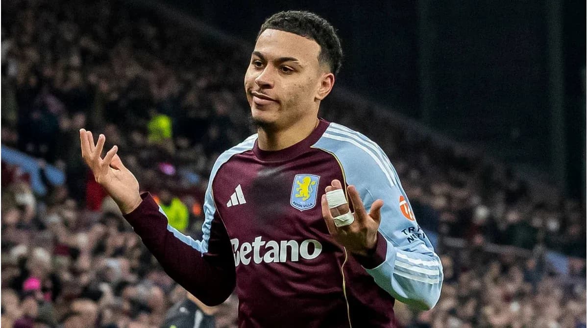 Игрок Aston Villa с забинтованной рукой на поле