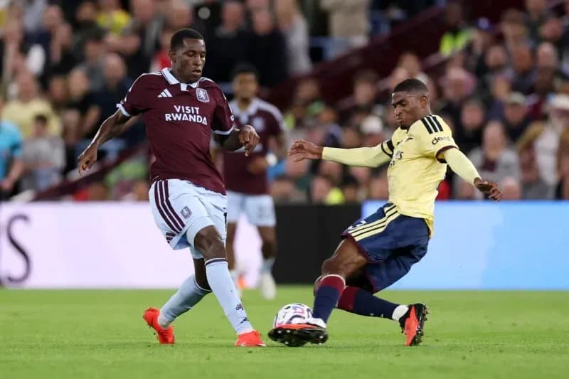 Игроки Aston Villa и Arsenal борются за мяч