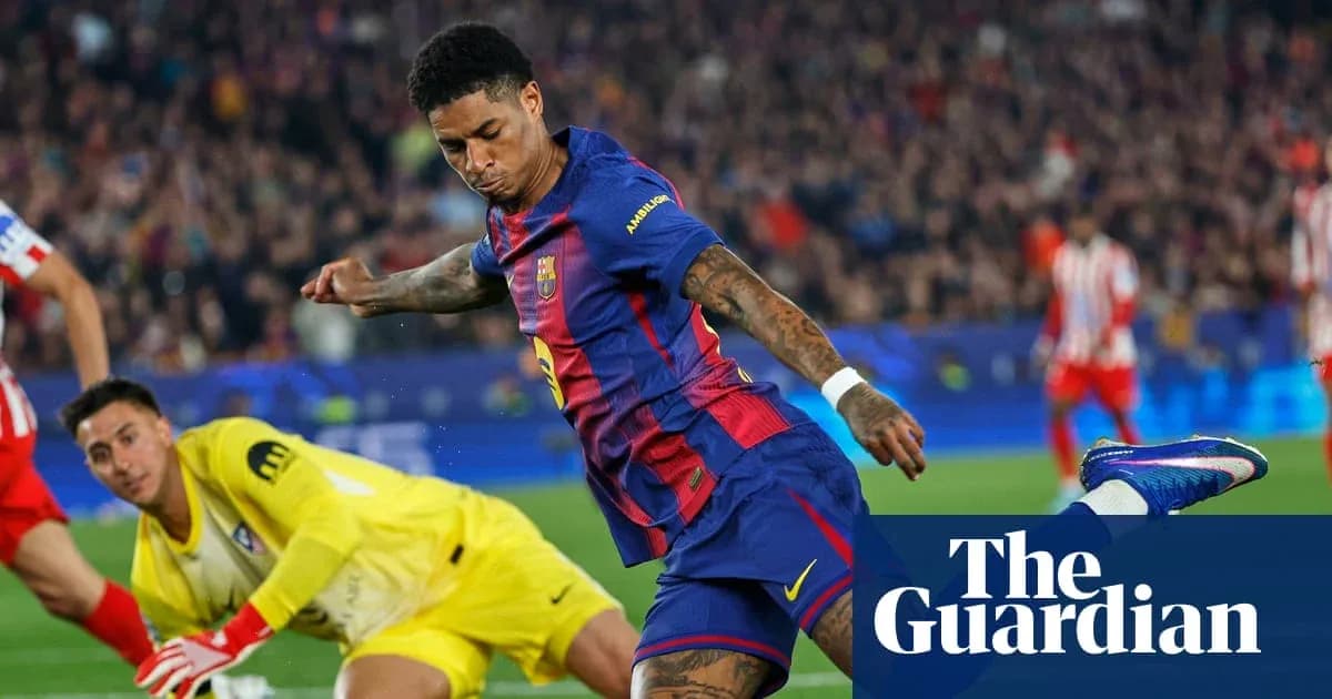 Игрок Барселоны пытается пробить по воротам