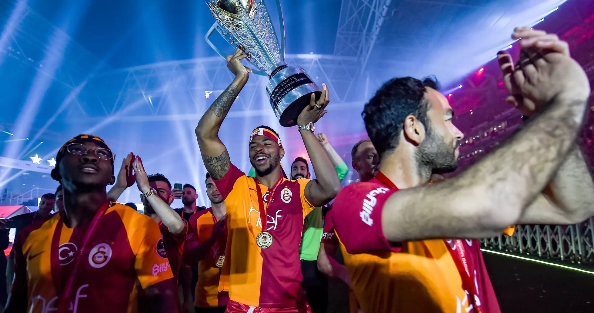Игроки Galatasaray с трофеем на праздновании