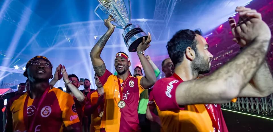 Игроки Galatasaray с трофеем на праздновании
