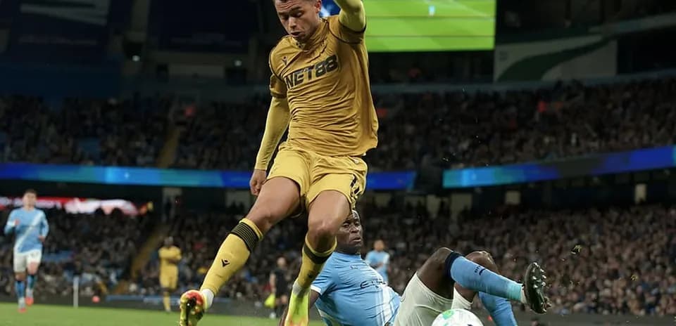 Игроки Crystal Palace и Manchester City в борьбе за мяч
