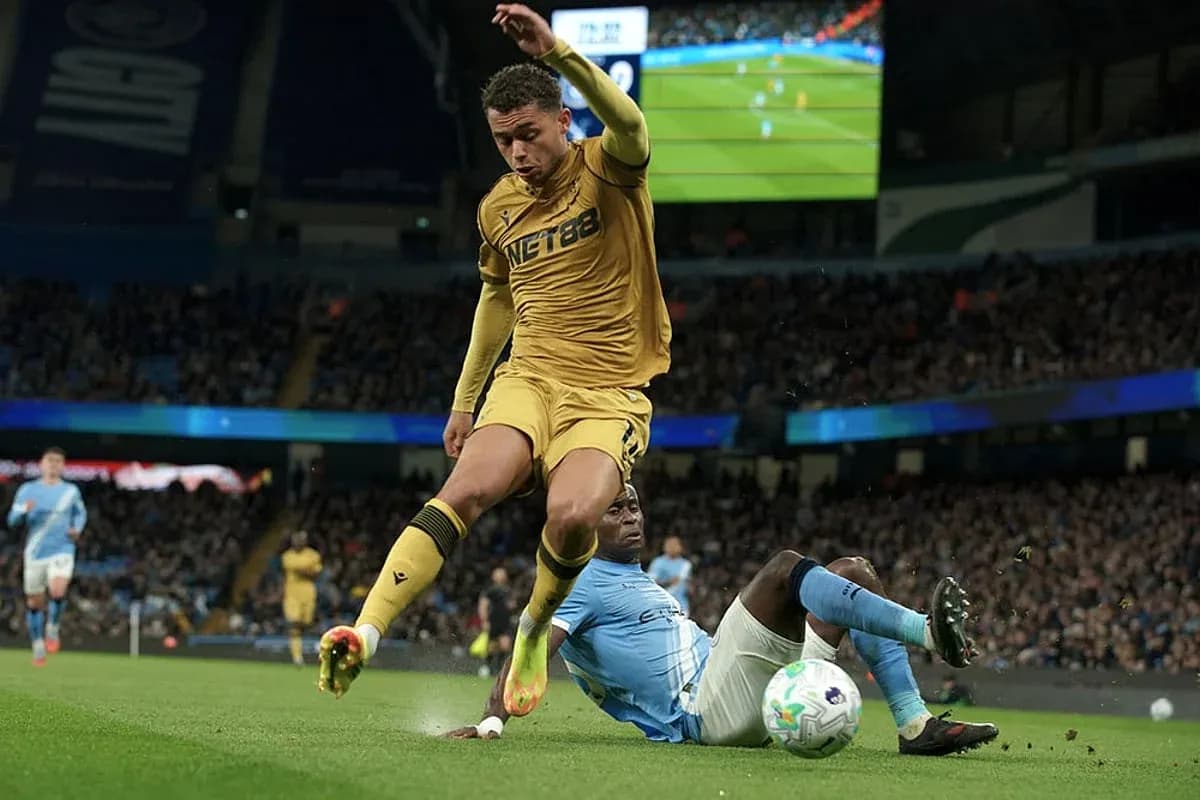 Игроки Crystal Palace и Manchester City в борьбе за мяч
