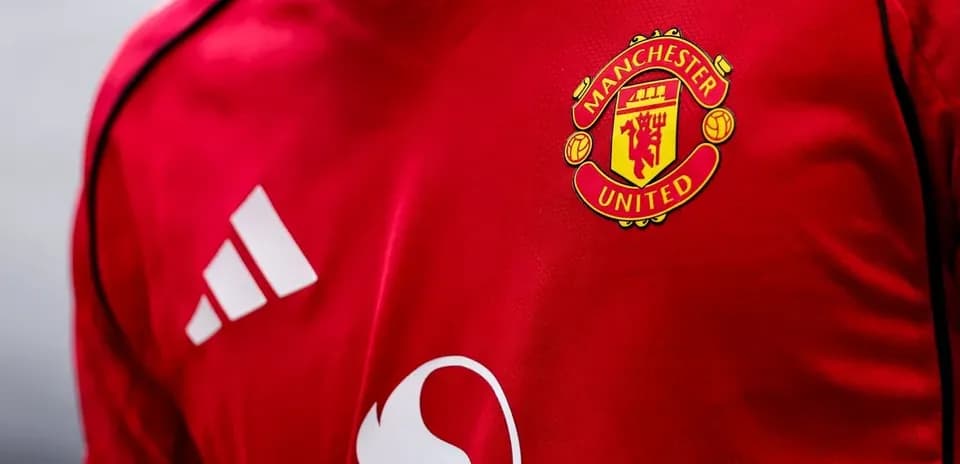 Логотип Manchester United на красной футболке