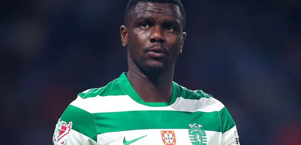 Игрок в зелено-белой форме Sporting CP на поле