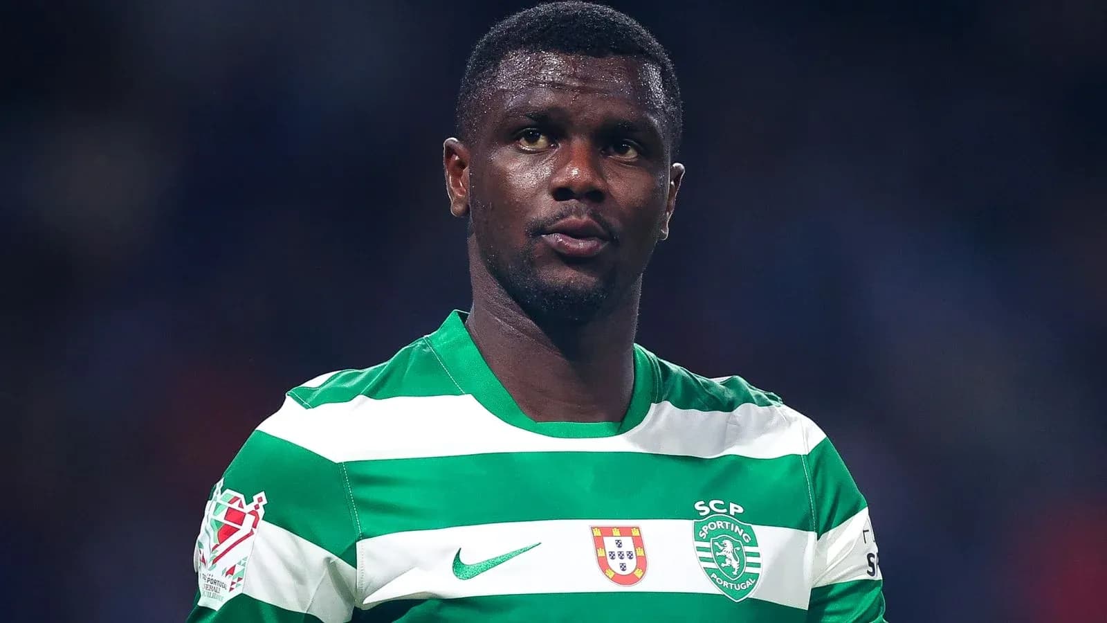 Игрок в зелено-белой форме Sporting CP на поле