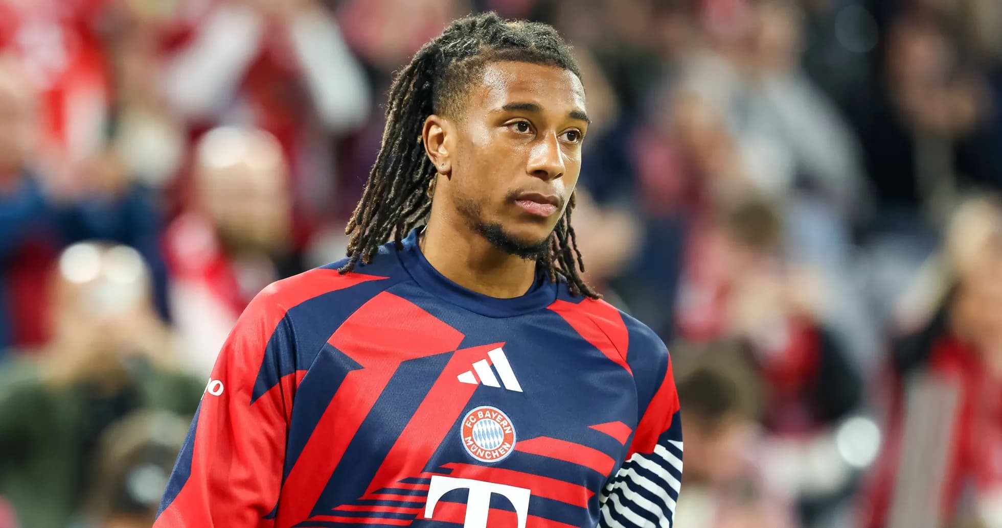 Игрок в форме Bayern München на стадионе