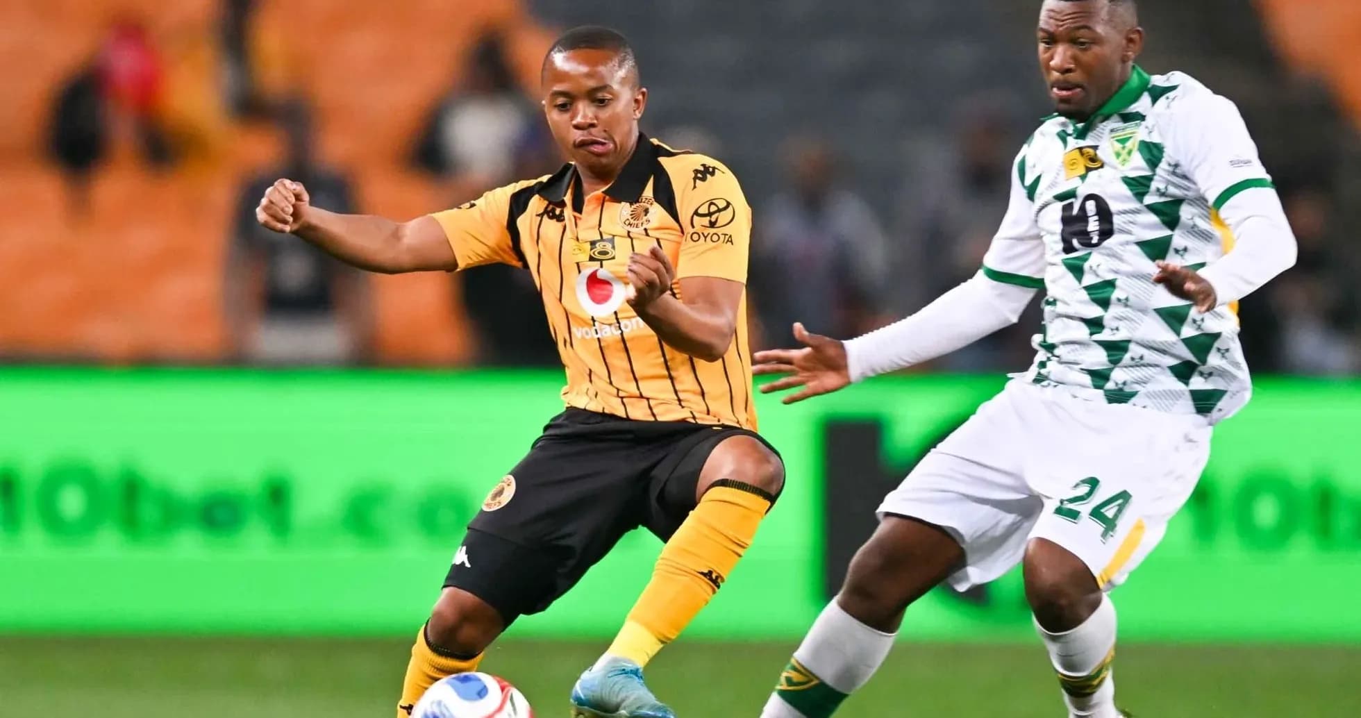Игроки команды Kaizer Chiefs в борьбе за мяч