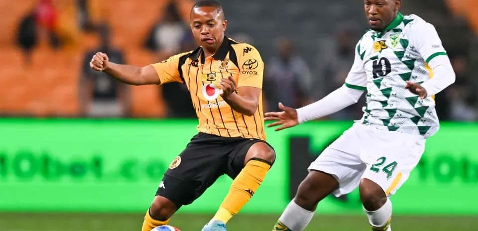 Игроки команды Kaizer Chiefs в борьбе за мяч
