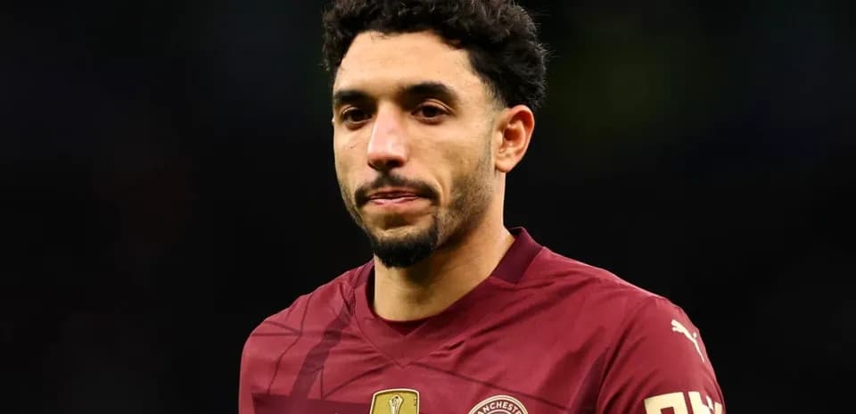 Игрок Manchester City в тренировочной форме на поле