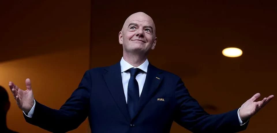 Человек в костюме с логотипом FIFA на рукаве