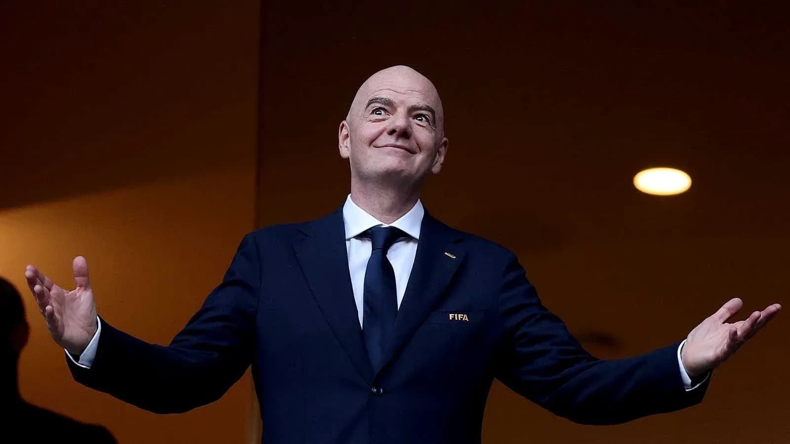 Человек в костюме с логотипом FIFA на рукаве