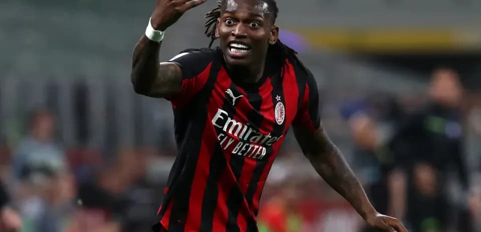 Игрок AC Milan ведет активные обсуждения на поле