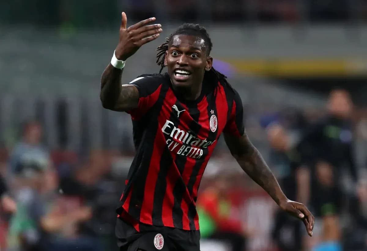 Игрок AC Milan ведет активные обсуждения на поле