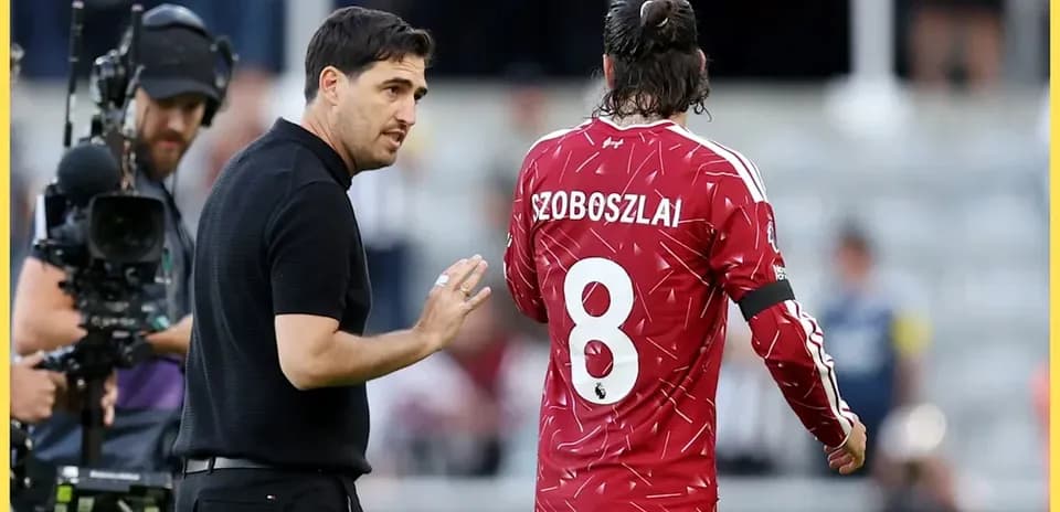Тренер разговаривает с игроком Szoboszlai на поле