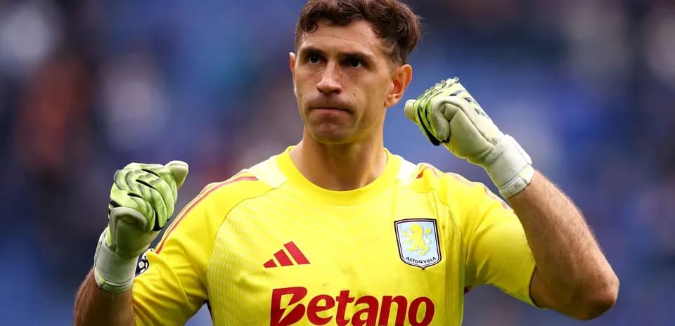 Вратарь Aston Villa поднимает кулак после матча