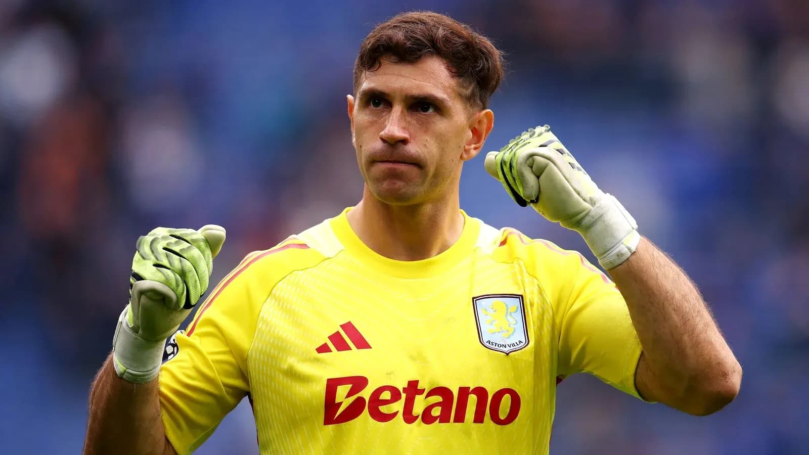 Вратарь Aston Villa поднимает кулак после матча